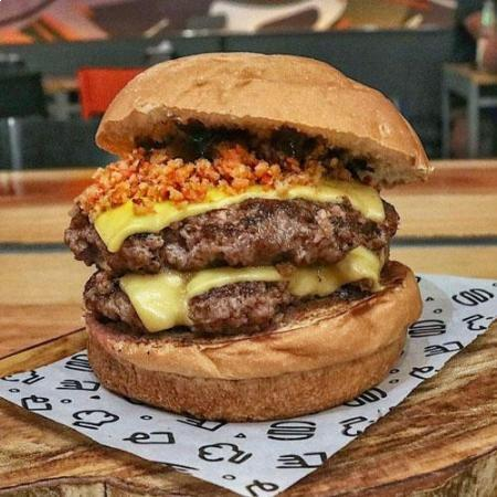 Hambúrguer Duplo com Queijo e Bacon